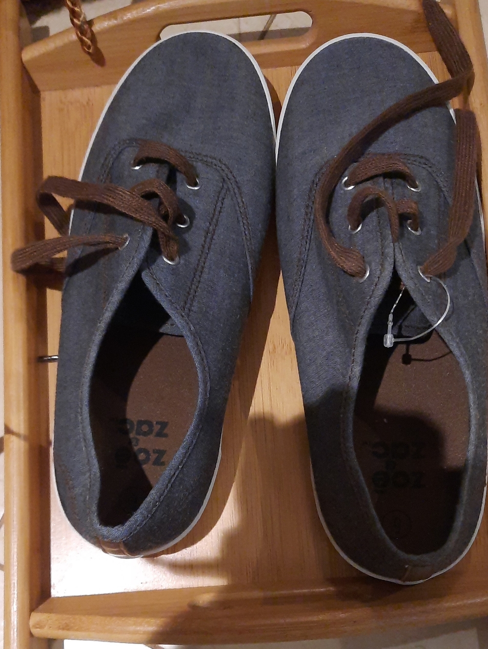 NWOT Casual Canvas Lace-Up Sneakers in Gray Runners Flats Size 9 Zoe & Zac